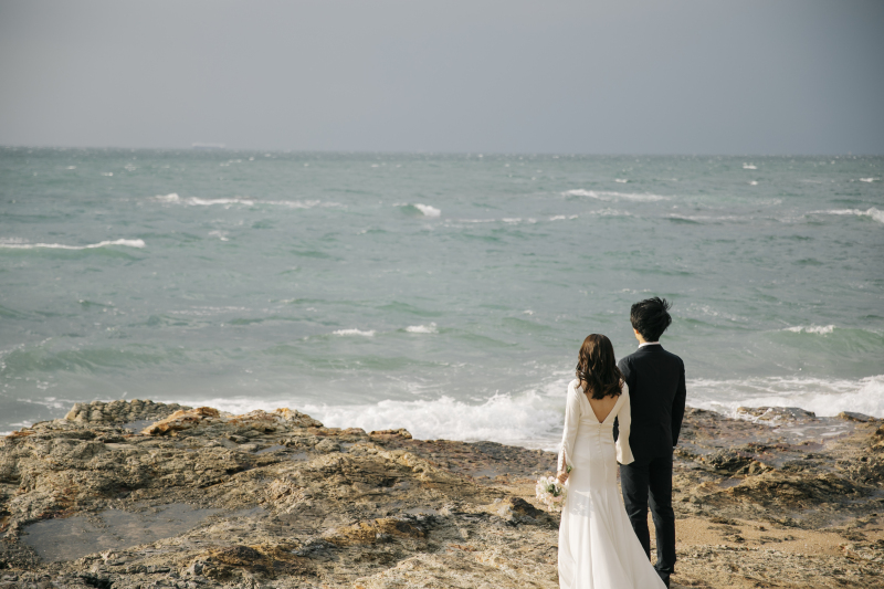 広大な海を背景に