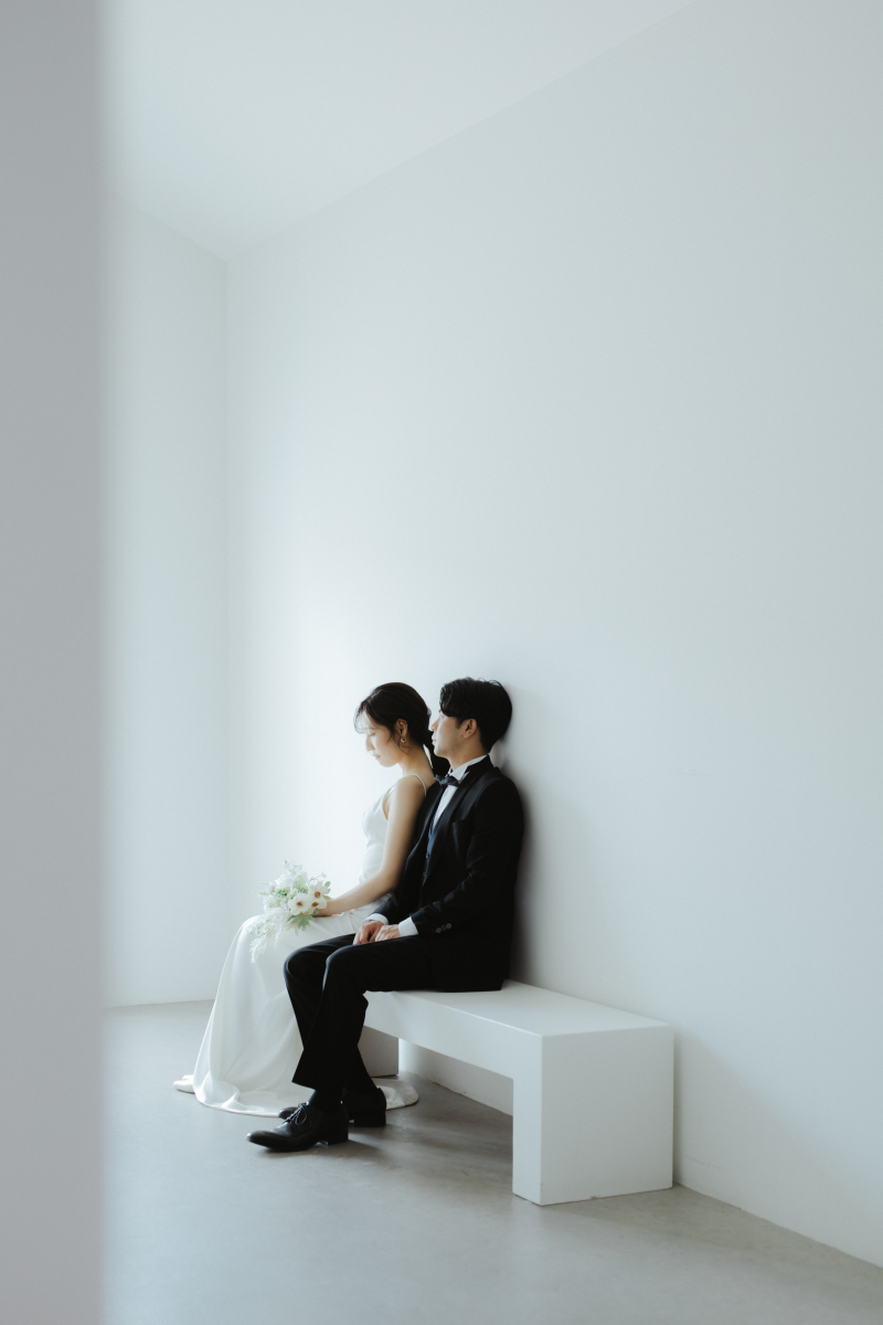 ベンチに並ぶ二人