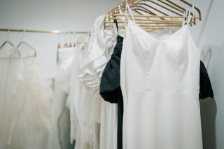 お衣装合わせでは撮影場所やお二人の雰囲気に合わせてご提案を致します。お気に入りの衣装を一緒に見つけましょう