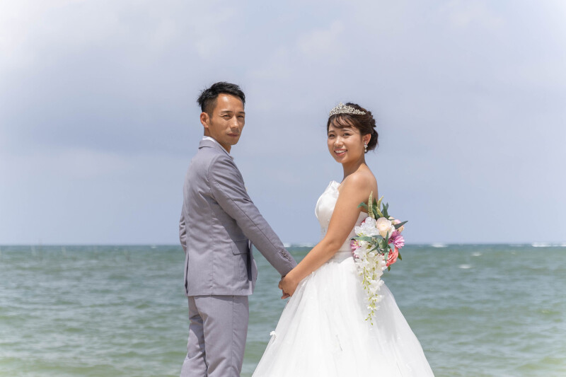 手を取り合って海へ