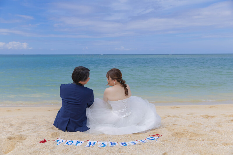 海を眺めるふたりの背中