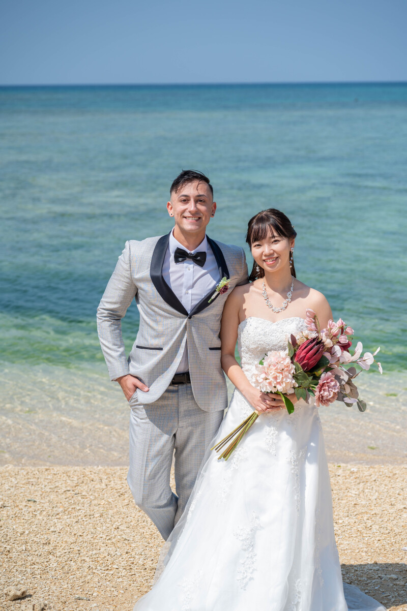 海を背景に並ぶ、ふたりらしい笑顔