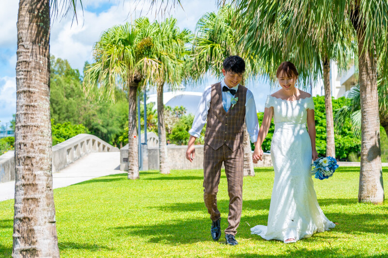 緑に包まれて歩むふたり