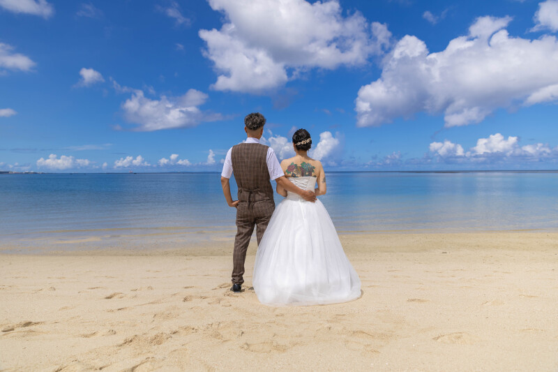 青空と海に包まれる後ろ姿ショット
