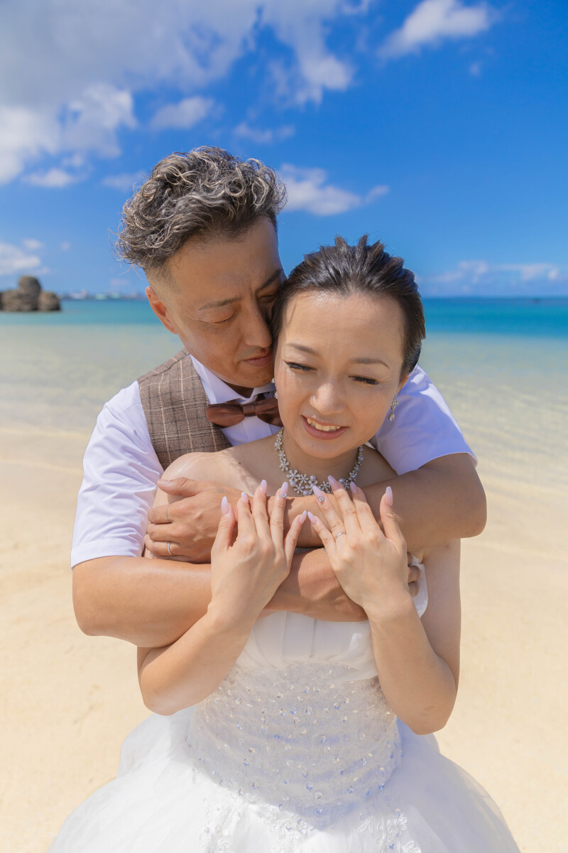 寄り添うふたりの優しいハグシーン