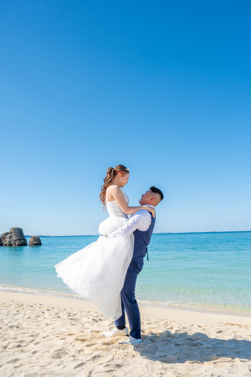 抱き上げショットで見つめ合う