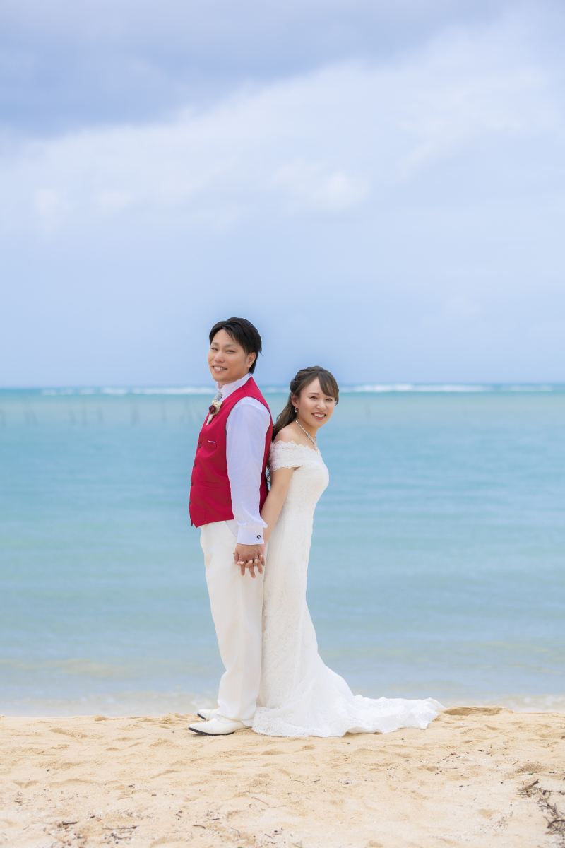 背中合わせで寄り添うカップル