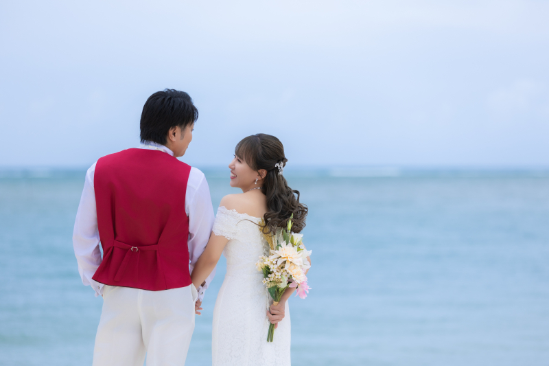 海を背に見つめ合うふたり