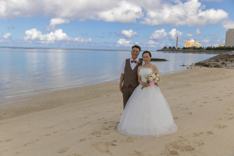 穏やかな朝のビーチで記念の一枚