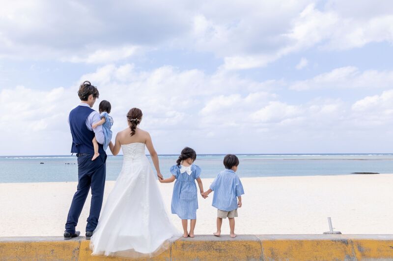 青い海と家族の笑顔に包まれて