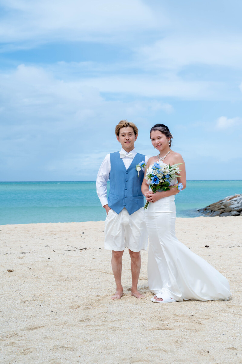 海を背に、凛と立つふたり