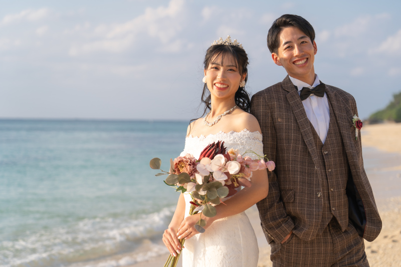 海風に包まれる、ふたりの笑顔