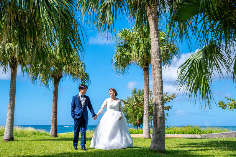 ヤシの木の下で、リゾートデート気分