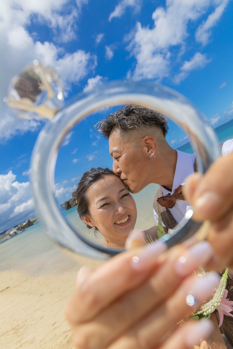 指輪越しに見るふたりの笑顔