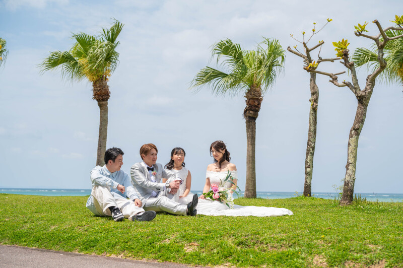 ヤシの木の下で、家族の記念写真