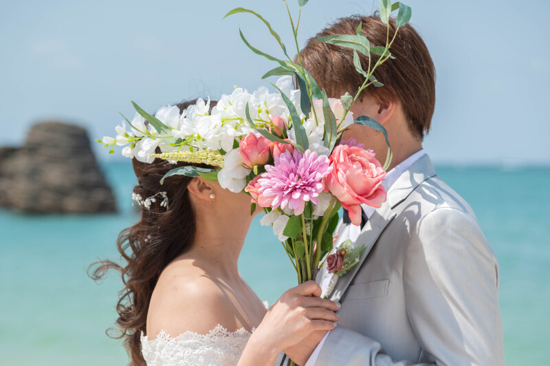 ブーケ越しの、照れた微笑み