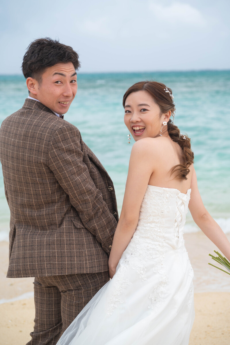 振り返りの笑顔に、幸せがあふれる