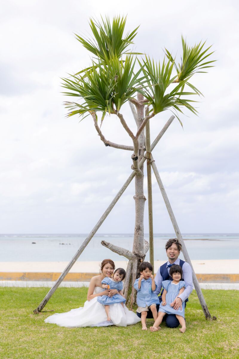 シンボルツリーの下で、家族の時間
