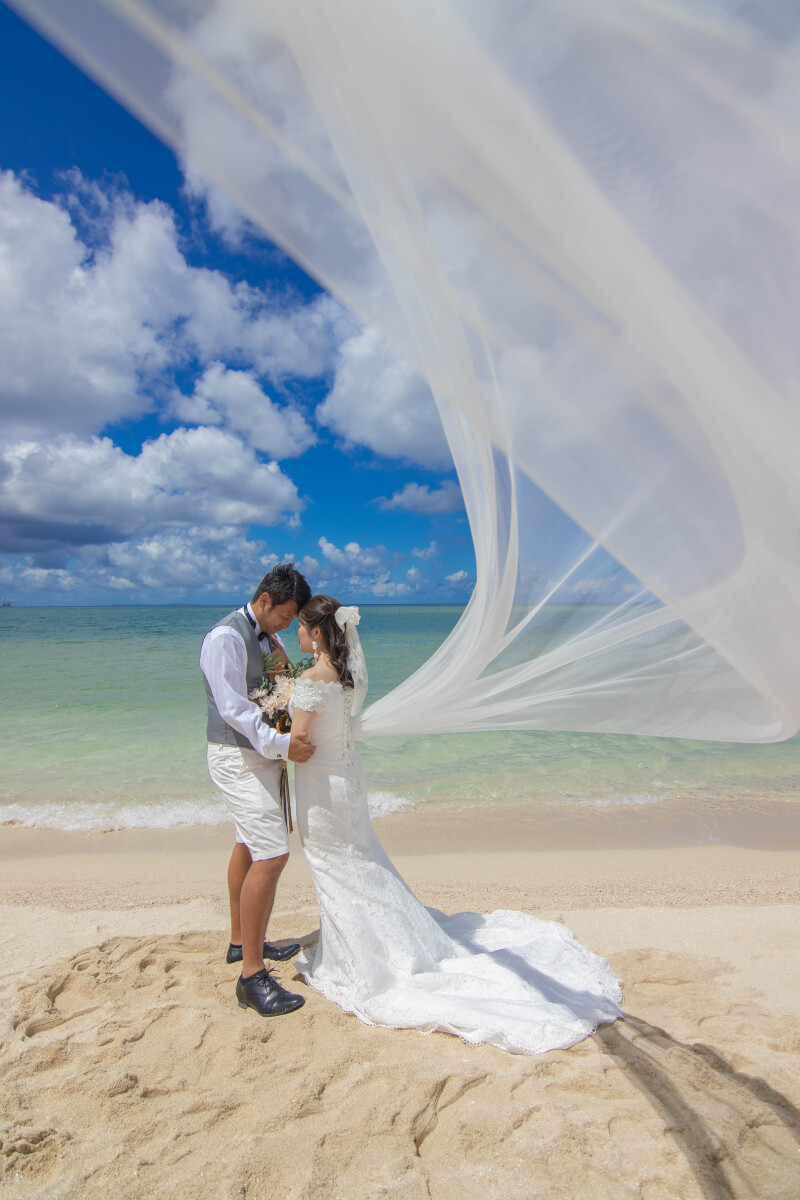 風に舞うベールとともに始まるビーチショット