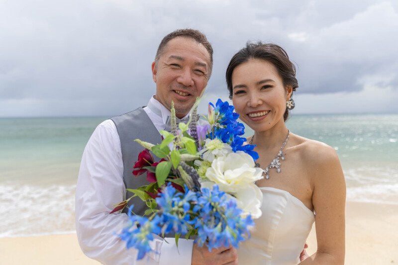 ブーケ越しの笑顔