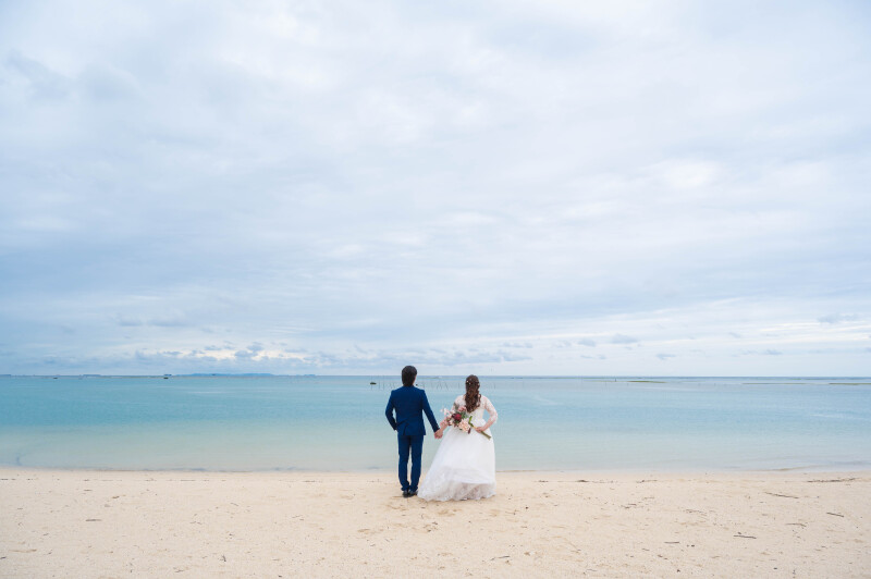 海へ続くふたりの背中
