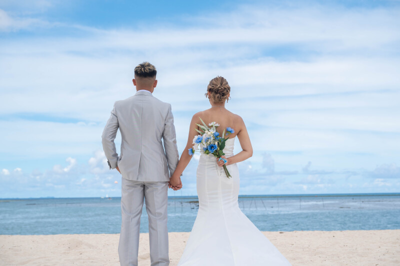 沖縄の海へ、ふたりで一歩
