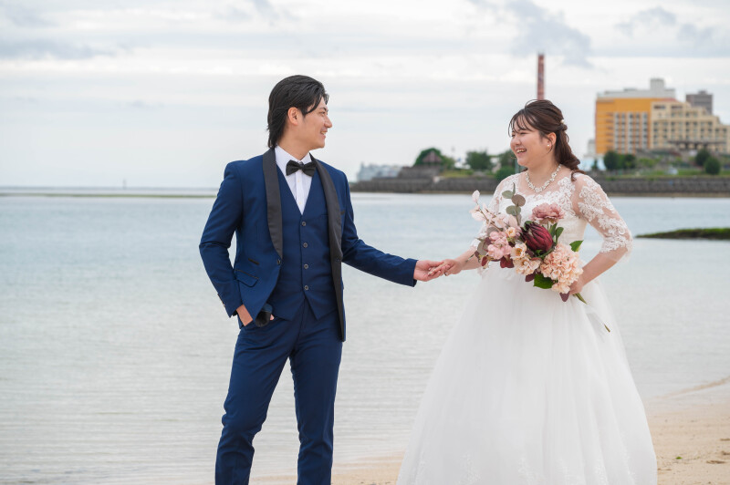 手を取り合って