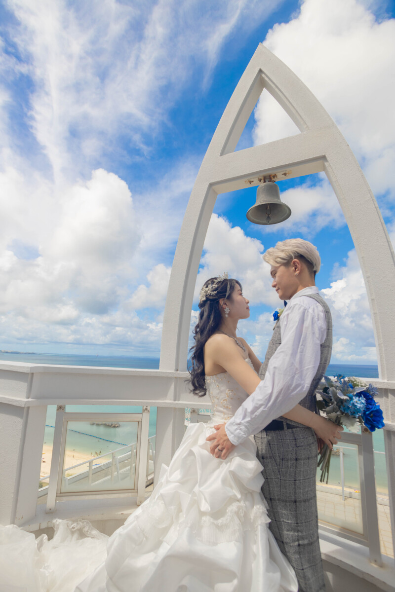 チャペルの鐘の下で見つめ合う