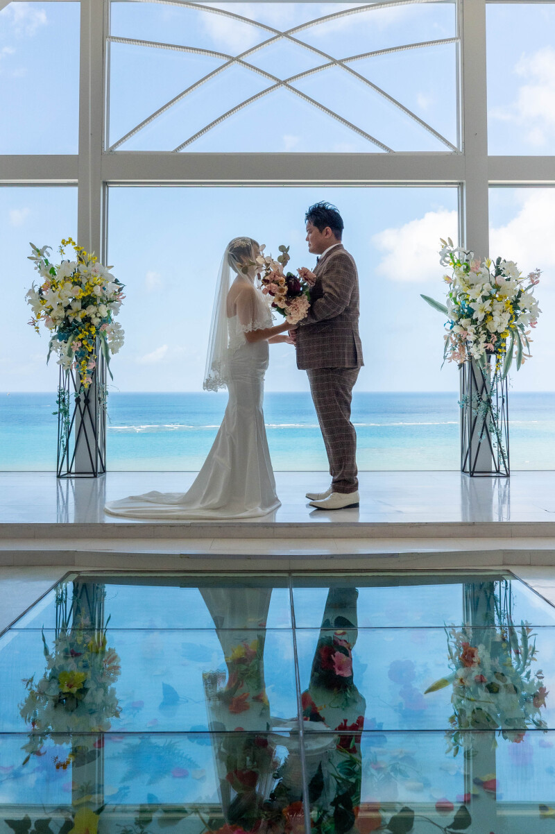 光に包まれる誓いのシルエット