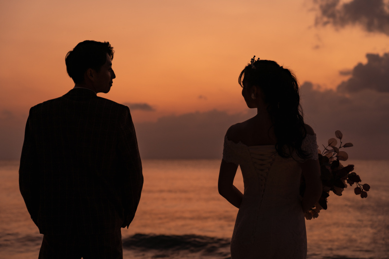 オレンジ色の空に溶けるふたり