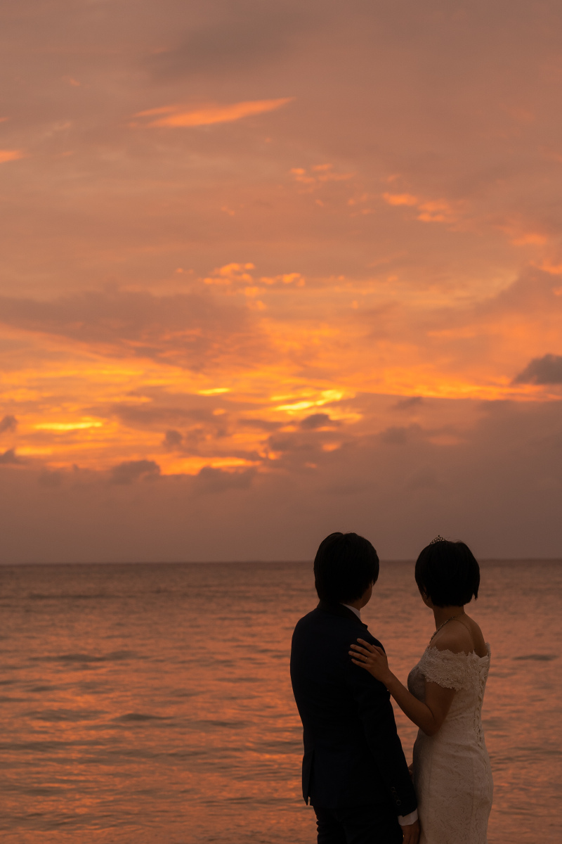 夕焼けを眺めるロマンチックな後ろ姿