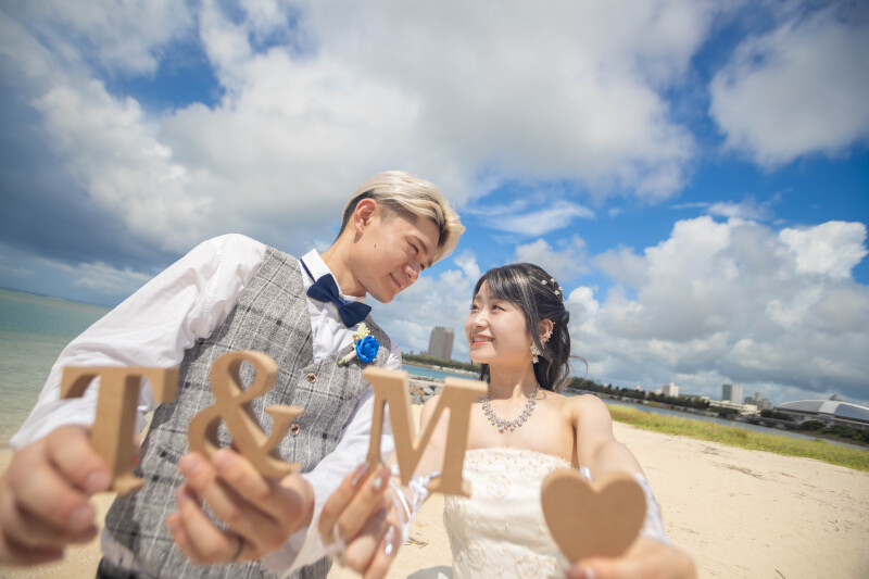 イニシャルを持って笑顔のショット