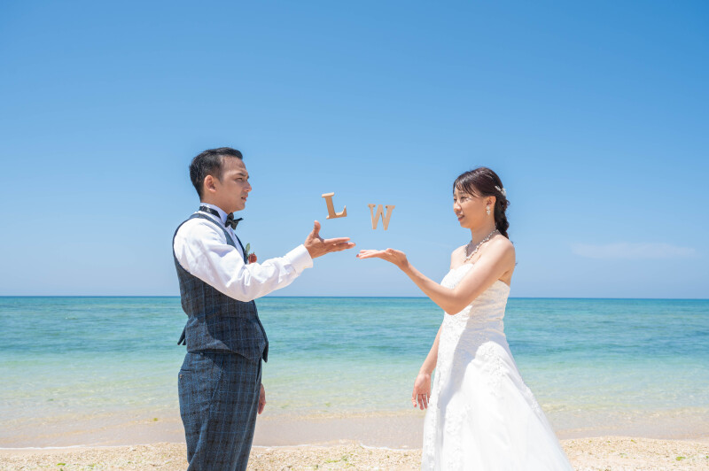 海を背景に、ふたりのイニシャル