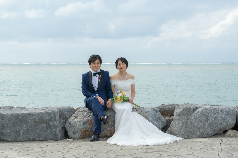 海辺の岩場で寄り添うふたり