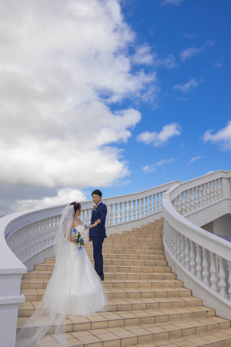 白い階段でドラマティックに