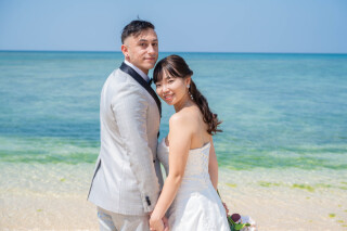 海と笑顔に包まれてはじまるふたりの物語