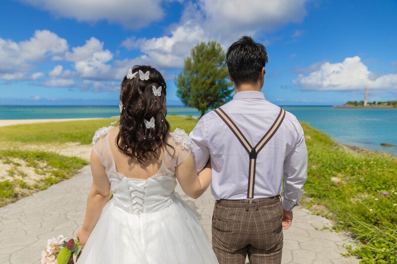 海へ続く道を、ふたりで歩く背中