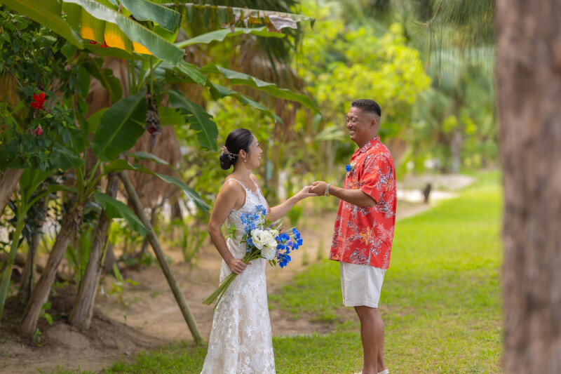 トロピカルガーデンで見つめ合う