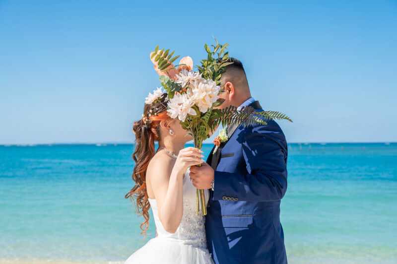 ブーケ越しのロマンチックショット