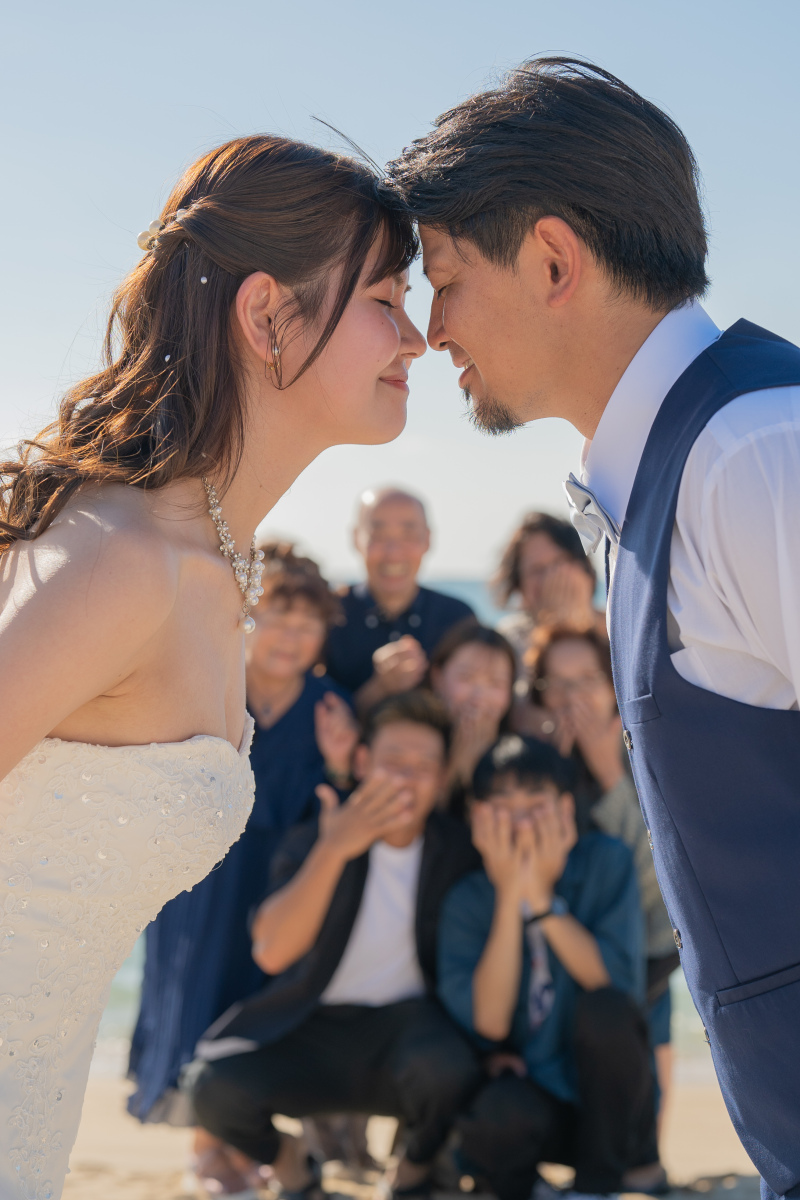 みんなに見守られる祝福の瞬間