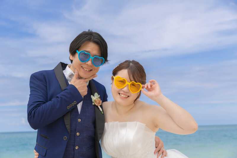 ポップなサングラスで遊ぶ