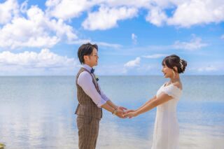 海風に包まれた、ふたりの祝福ショット