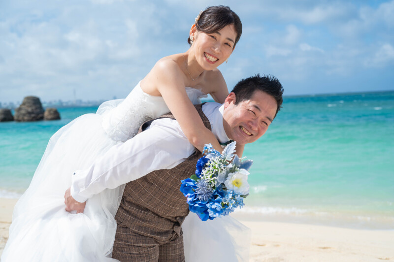 笑顔がはじける、肩車ショット