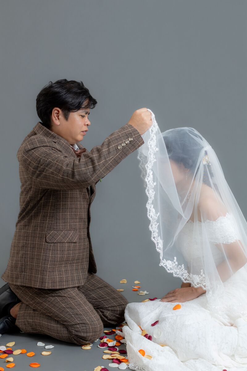 ベールアップを再現した厳かなワンシーン