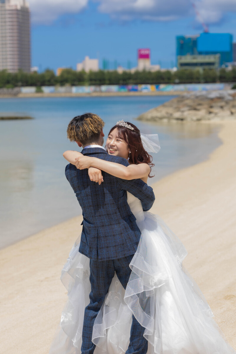 抱きしめて笑い合う幸せカット