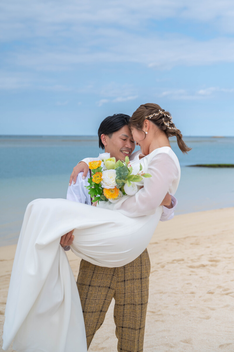 抱き上げられて、こぼれる笑顔