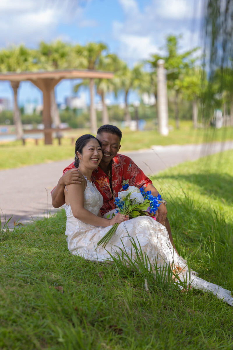 草の上で寄り添う安らぎ時間