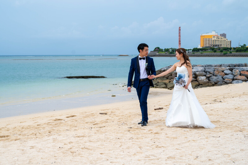 手を取り、歩き出す