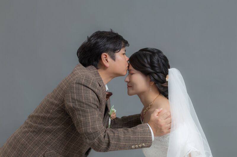 おでこへの誓いキスで感動を形に