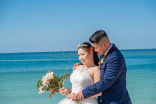 沖縄の海と空に包まれたロマンチックフォトウェディング